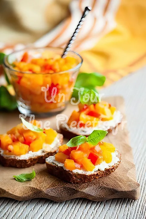 Photo de Canapés au chèvre et poivron