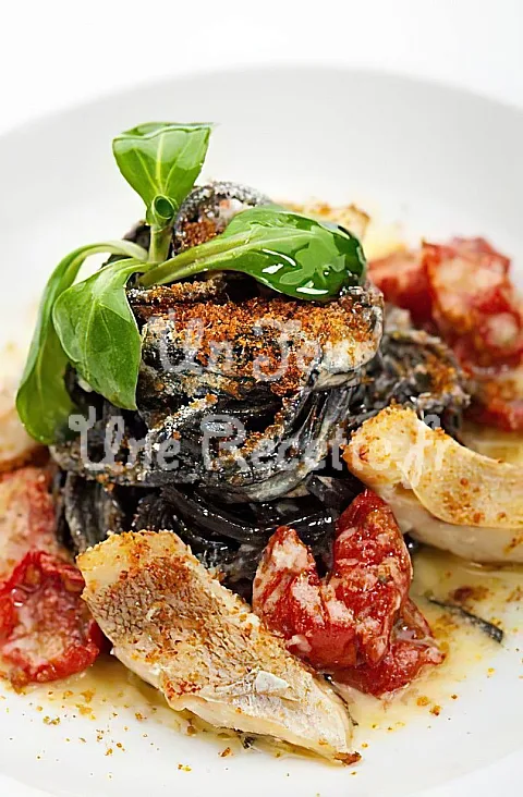 Photo de Filets de rouget et pâtes à l'encre de seiche