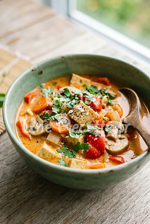 Photo de Curry rouge de tofu et de légumes