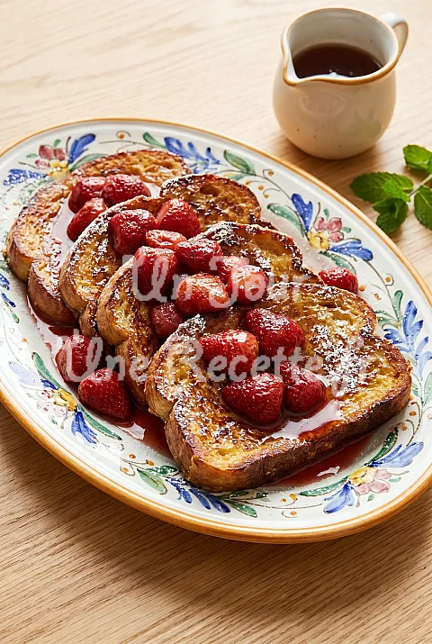 Photo de Pain doré caramélisé et fraises rôties