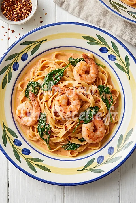 Photo de Pâtes aux crevettes et épinards, sauce rosée épicée