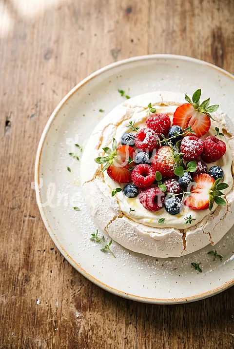 Photo de Pavlova citron fruits rouges