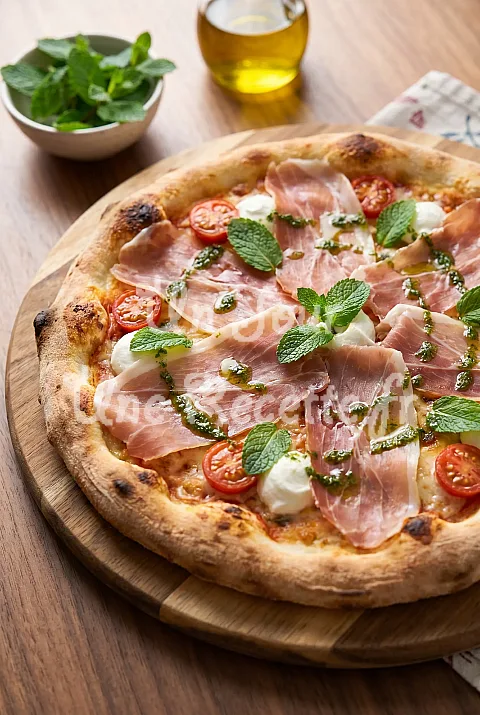 Photo de Pizza au jambon cru, huile à la menthe