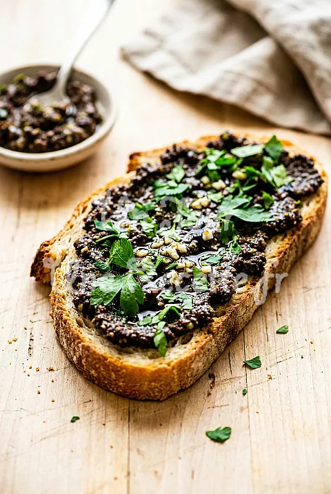 Photo de Toasts de tapenade d'olives noires