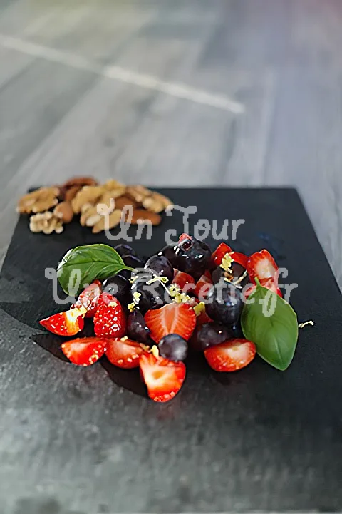 Photo de Salade raisin, fraise au gingembre et basilic