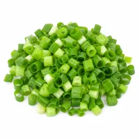 oignon vert, coupées en petits morceaux
