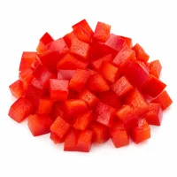 poivron rouge coupé en petits cubes