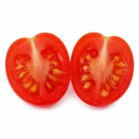 tomates cerises coupées en deux